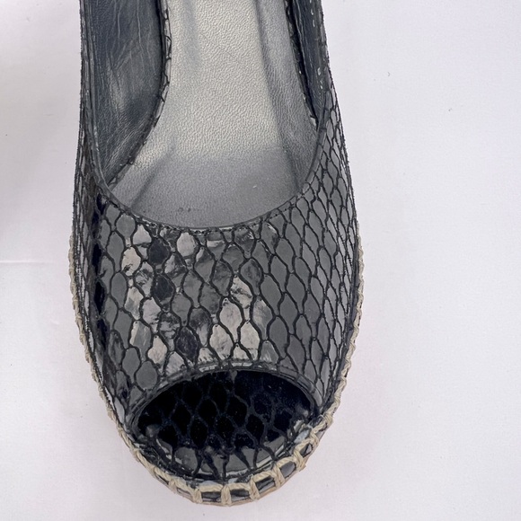 STUART WEITZMAN PATENT SNAKE PRINTED OPEN TOE WEDGE, BLACK, SIZE 8.5M, WOMEN’S - Picture 11 of 16